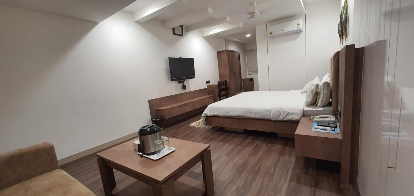 The Ambassador Otel Vadodara Dış mekan fotoğraf